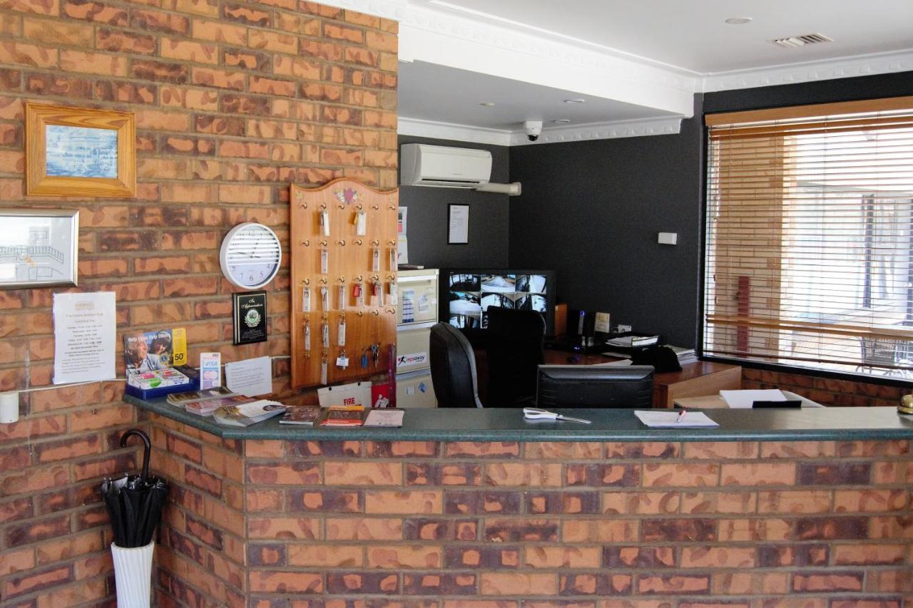 Civic Motor Inn Cowra Extérieur photo